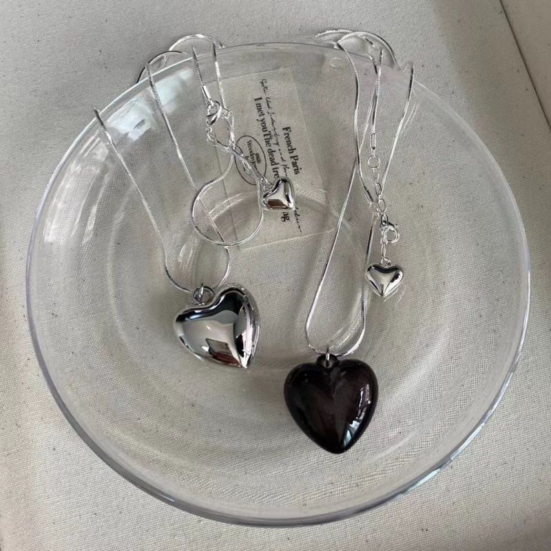 Acrylic love pendant necklace simple ins style high-end collarbone chain niche fashion temperament jewelry
Acrylic love pendant necklace simple ins style high-end collarbone chain niche fashion temperament jewelry