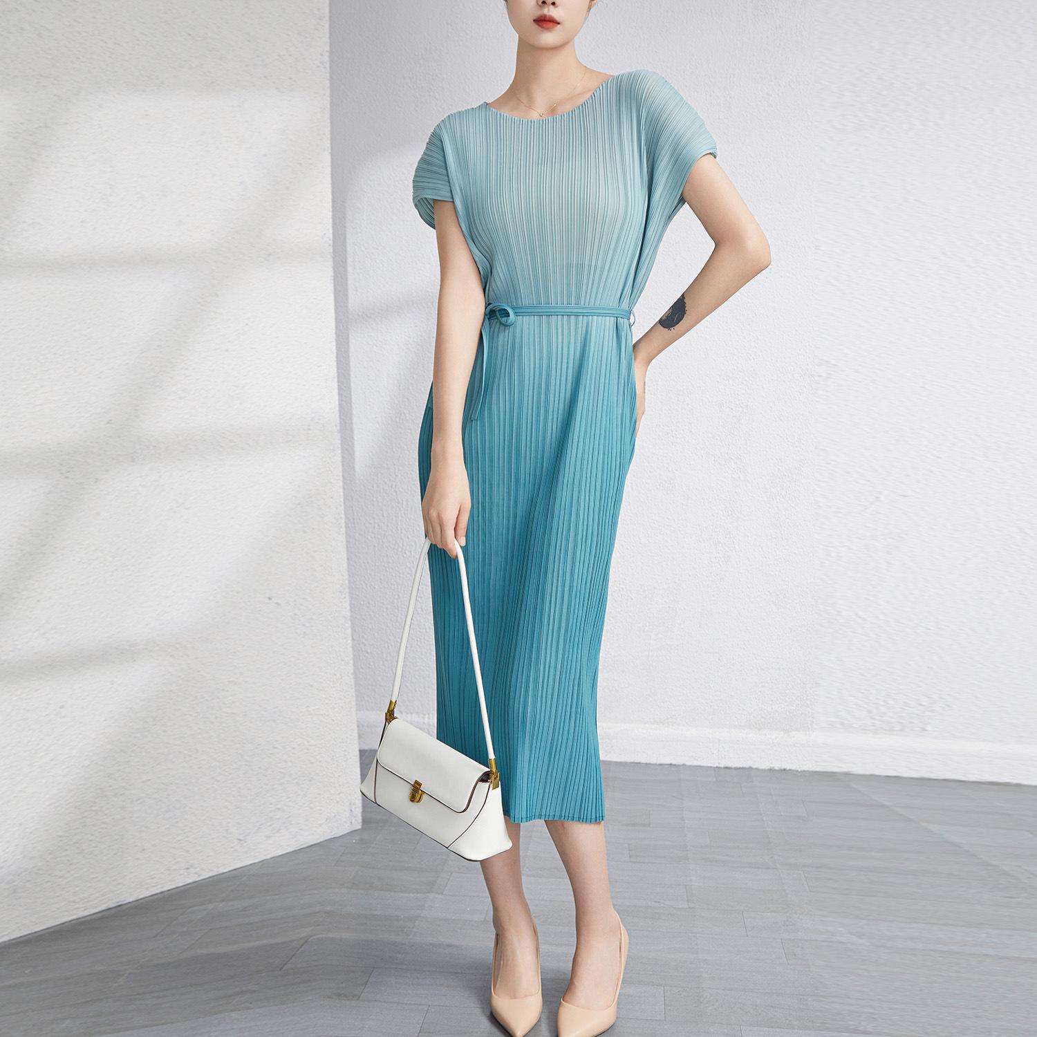 Pleated Dress with Blue-Purple Gradient Stripes, Loose Waist-Tied Slimming Style. One Size (90-160 cm)
Pleated Dress with Blue-Purple Gradient Stripes, Loose Waist-Tied Slimming Style. One Size (90-160 cm)