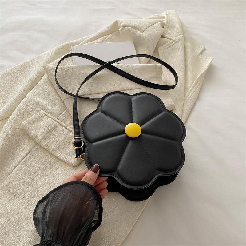 Популярная в этом году маленькая женская сумка 2024 года, летняя новая красивая модная сумка через плечо, повседневный тренд, маленькая круглая сумка-мессенджер чёрный
Популярная в этом году маленькая женская сумка 2024 года, летняя новая красивая модная сумка через плечо, повседневный тренд, маленькая круглая сумка-мессенджер чёрный