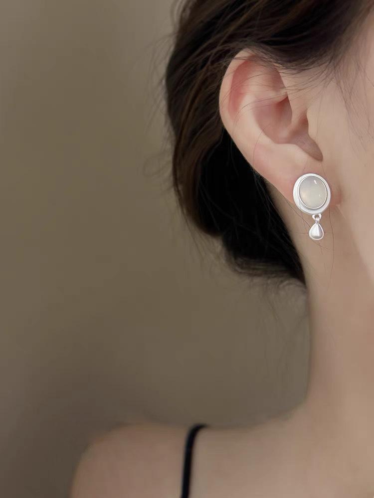 Dumb silver metal opal earclips without ear piercings, advanced sense French retro water drop earrings, simple and exquisite earrings for women
Dumb silver metal opal earclips without ear piercings, advanced sense French retro water drop earrings, simple and exquisite earrings for women