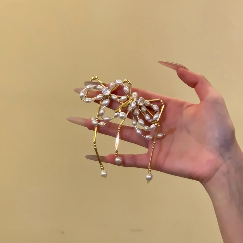 Silver needle zircon pearl bow fringed earrings light luxury high-end stud earrings retro fashion exquisite temperament earrings
Silver needle zircon pearl bow fringed earrings light luxury high-end stud earrings retro fashion exquisite temperament earrings