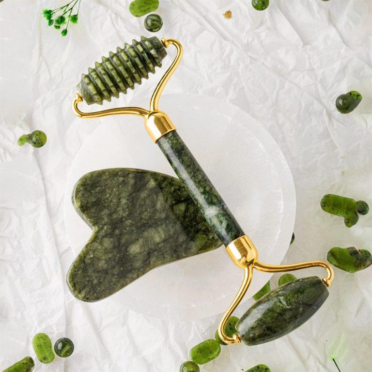 Yeşim Taşı Masaj Takımı – Yeşim Tırtıklı Roller ve Gua Sha Kalpli Set 
Yeşim Taşı Masaj Takımı – Yeşim Tırtıklı Roller ve Gua Sha Kalpli Set