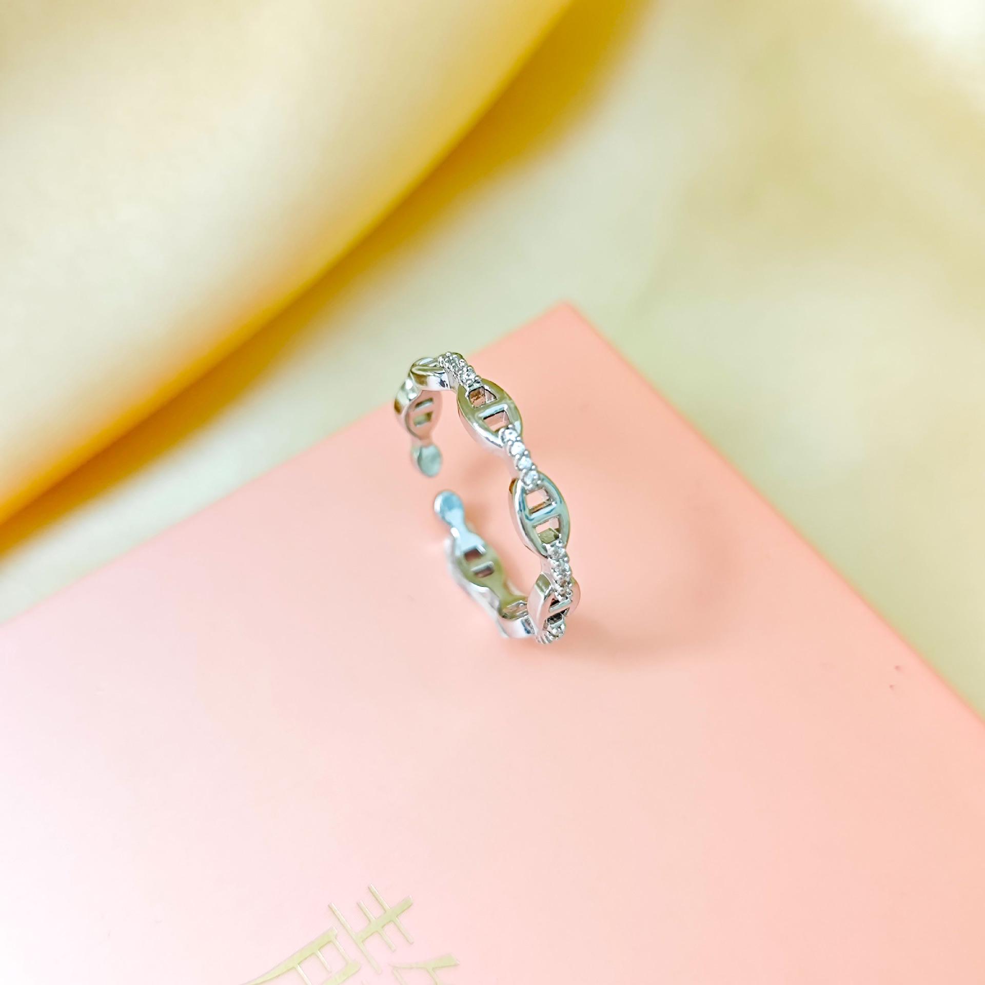 Elegant Adjustable Zirconium Band Ring for Women - Unique Design with Pig Nose Detailing
Elegant Adjustable Zirconium Band Ring for Women - Unique Design with Pig Nose Detailing