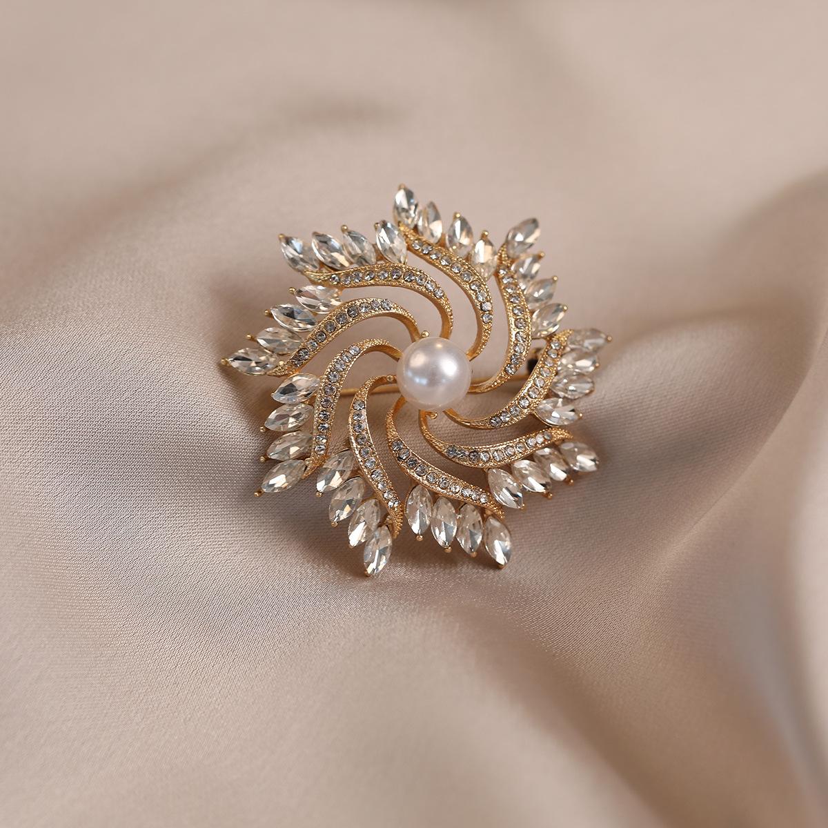 Garland glass rhinestone high-end women s brooch high-end light luxury coat clothes corsage accessories anti-light buckle
Garland glass rhinestone high-end women s brooch high-end light luxury coat clothes corsage accessories anti-light buckle