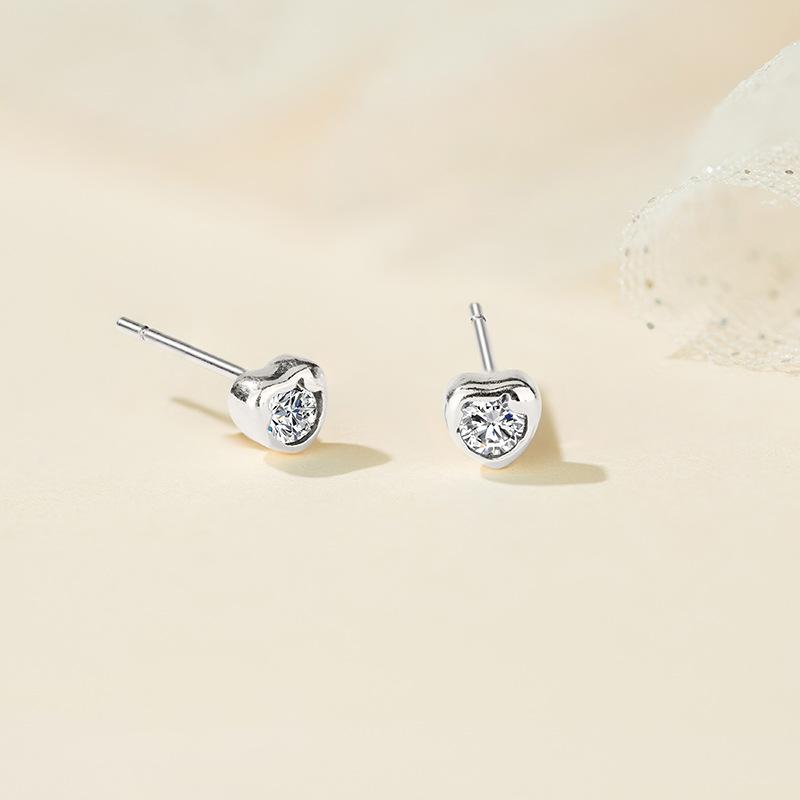 Mini Pink Zircon Heart Earrings Simple Pink Heart Earrings Elegant Comfort for Sensitive Ears Sleep-Friendly Earrings
Mini Pink Zircon Heart Earrings Simple Pink Heart Earrings Elegant Comfort for Sensitive Ears Sleep-Friendly Earrings
