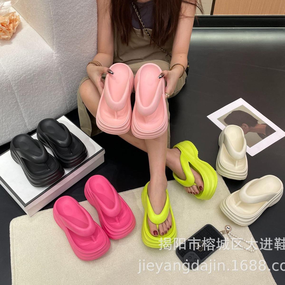 New thick-soled flip-flops women s summer cool slippers are comfortable, lightweight, non-slip and heightening muffin-bottom beach shoes 3637
New thick-soled flip-flops women s summer cool slippers are comfortable, lightweight, non-slip and heightening muffin-bottom beach shoes 3637