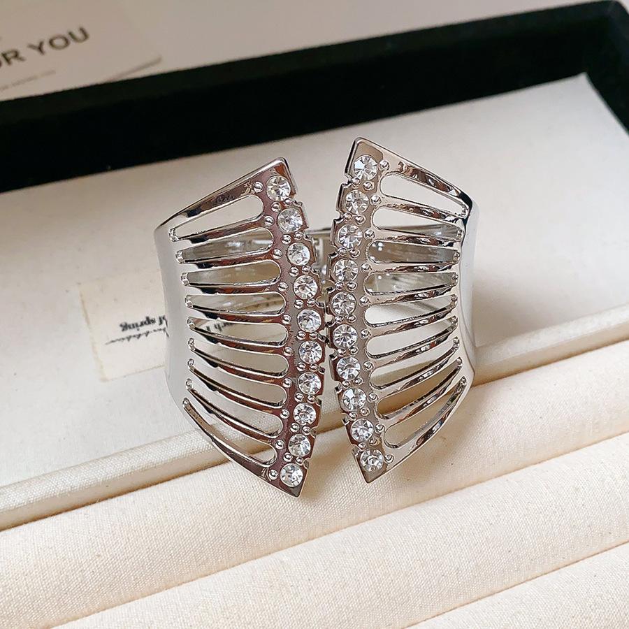 Модный браслет для женщин Дамы серебряный
Модный браслет для женщин Дамы серебряный