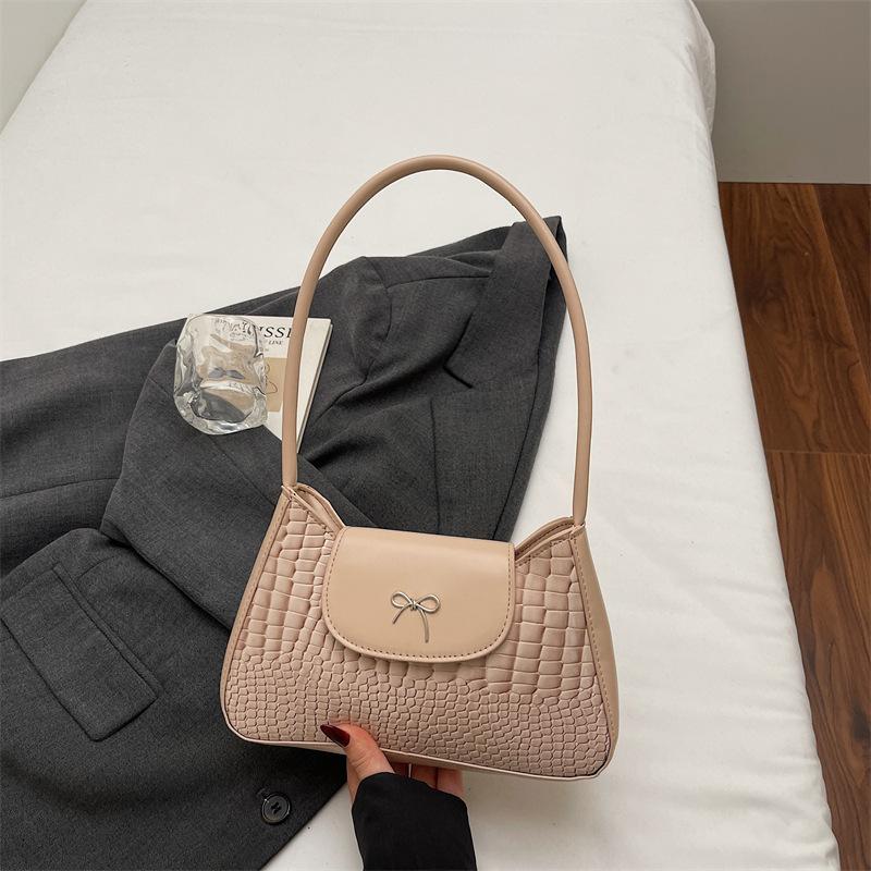 Sweet underarm shoulder bag, new large-capacity retro bow, personalized solid color small bag.
Sweet underarm shoulder bag, new large-capacity retro bow, personalized solid color small bag.