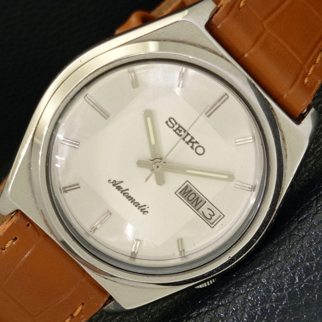 VINTAGE SEIKO AUTOMATIC 7009A JAPAN MENS SILVER COLOR DIAL WATCH a500122-2 R151a-a500122
VINTAGE SEIKO AUTOMATIC 7009A JAPAN MENS SILVER COLOR DIAL WATCH a500122-2 R151a-a500122