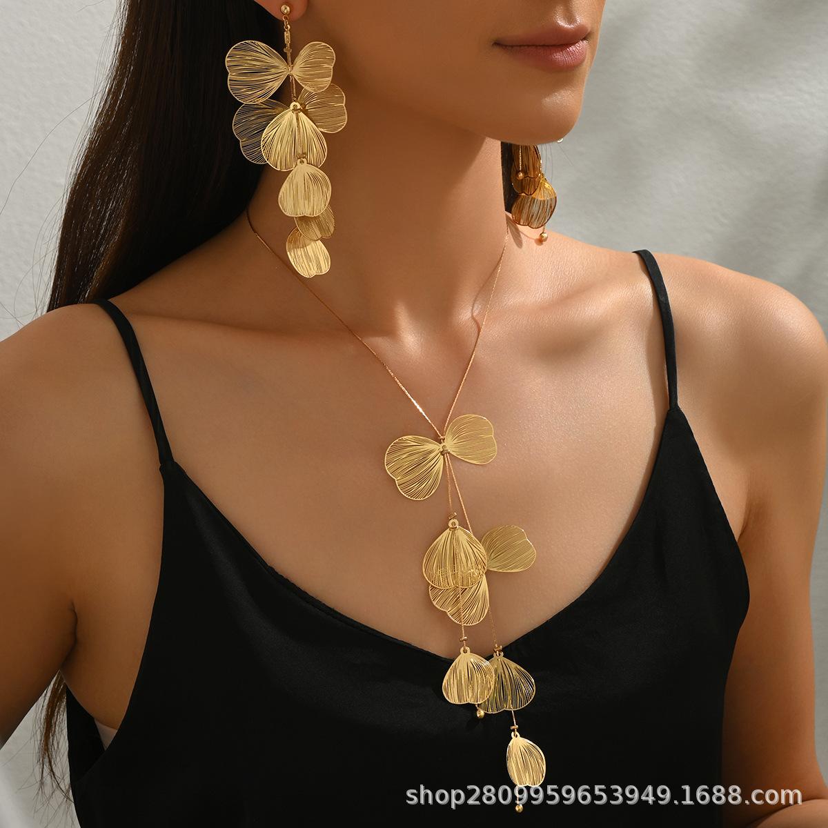 Ginkgo biloba leaf fringed necklace, earrings, sweet and cool design, versatile temperament jewelry supply factory
Ginkgo biloba leaf fringed necklace, earrings, sweet and cool design, versatile temperament jewelry supply factory