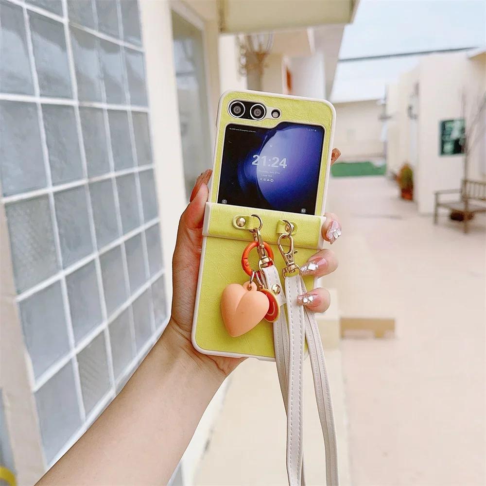 Кожаный чехол-кроссбоди с подвеской в виде сердца для Samsung Galaxy Z Flip 6 5 4 3 Flip5 Flip4 Flip3 5G Защитный противоударный чехол Galaxy Z Flip5 жёлтый
Кожаный чехол-кроссбоди с подвеской в виде сердца для Samsung Galaxy Z Flip 6 5 4 3 Flip5 Flip4 Flip3 5G Защитный противоударный чехол Galaxy Z Flip5 жёлтый