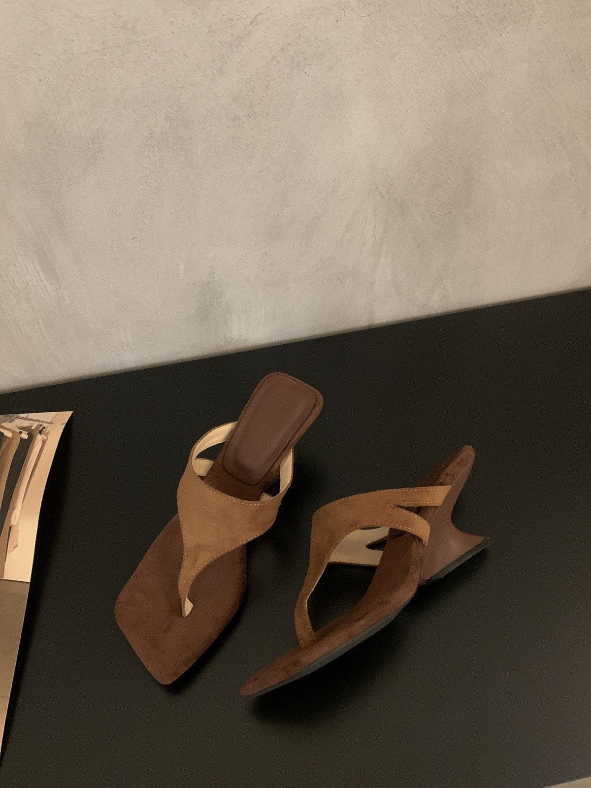 French niche design slope heel flip-flops shoes women s outer wear 2025 summer new silver high-heeled sandals 39
French niche design slope heel flip-flops shoes women s outer wear 2025 summer new silver high-heeled sandals 39