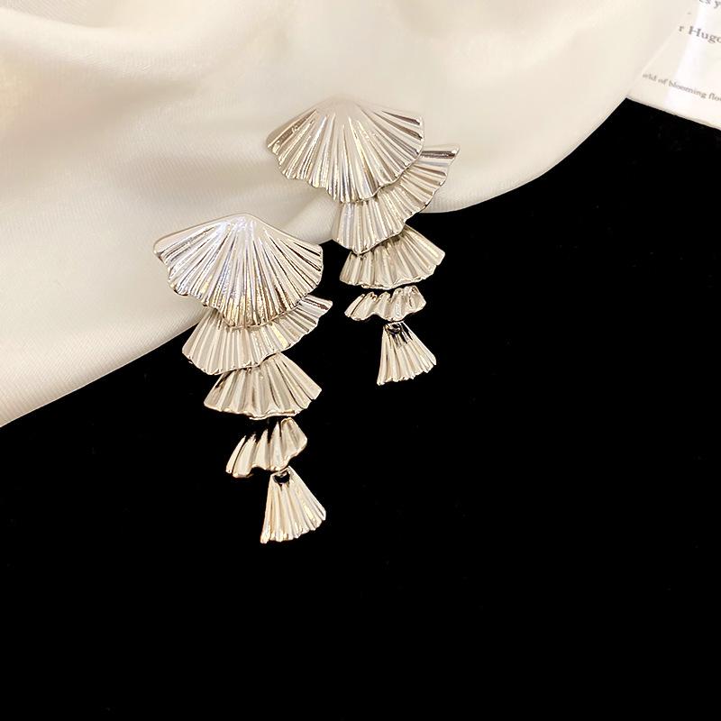 Elegant Silver Fan-Shaped Needle Earrings with Ocean-Style Shell Design for Women
Elegant Silver Fan-Shaped Needle Earrings with Ocean-Style Shell Design for Women