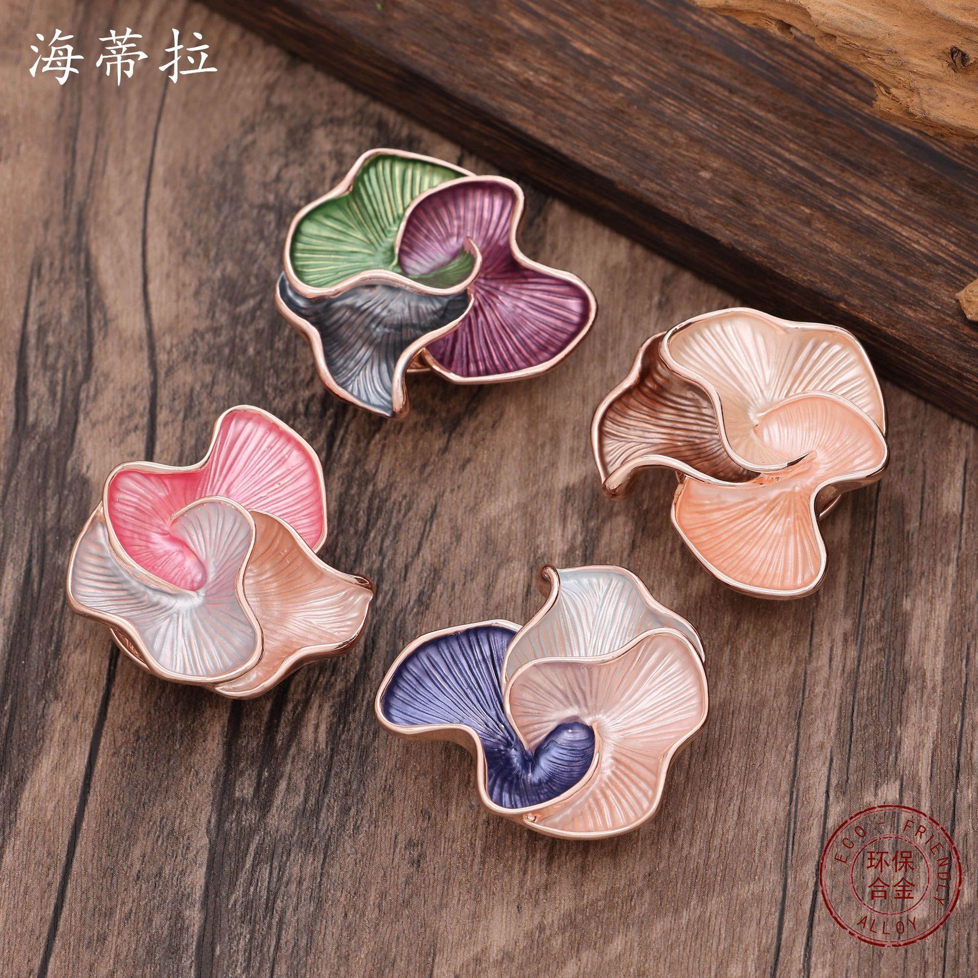 New enamel geometric petal coated magnetic brooch, fashionable and advanced women s multi-functional brooch Magnetic suction
New enamel geometric petal coated magnetic brooch, fashionable and advanced women s multi-functional brooch Magnetic suction
