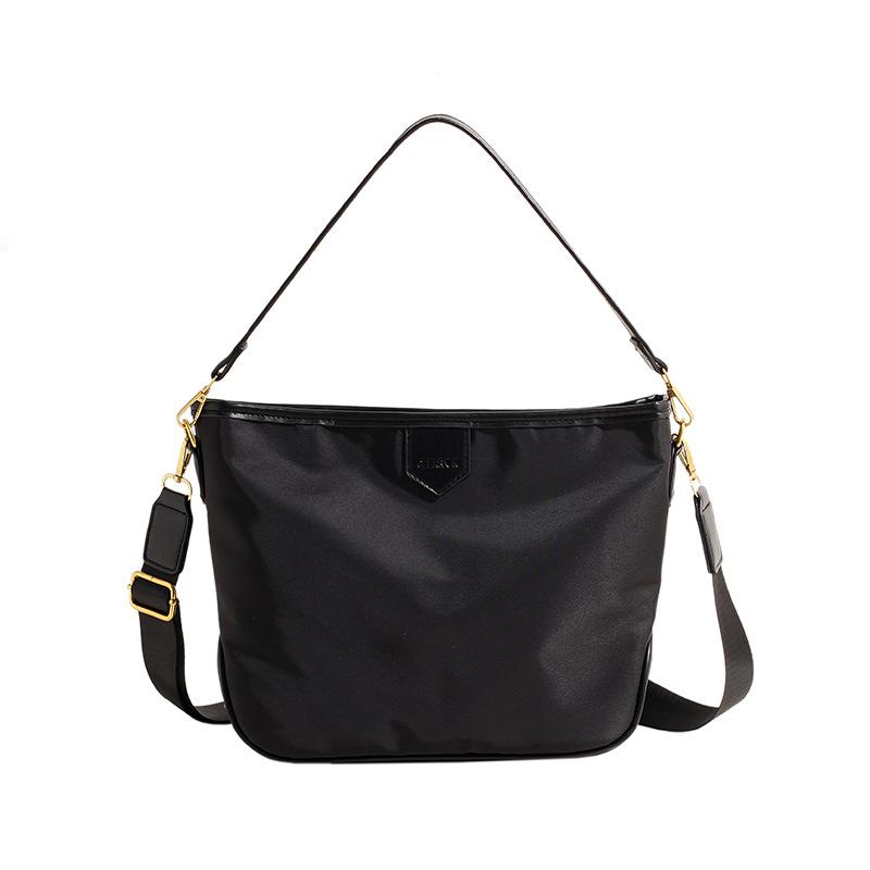 Женская сумка нейлоновая повседневная сумка для поездок на работу мягкая поверхность большая вместимость сумка через плечо подмышкой простая сумка-мессенджер 33*10*22 чёрный