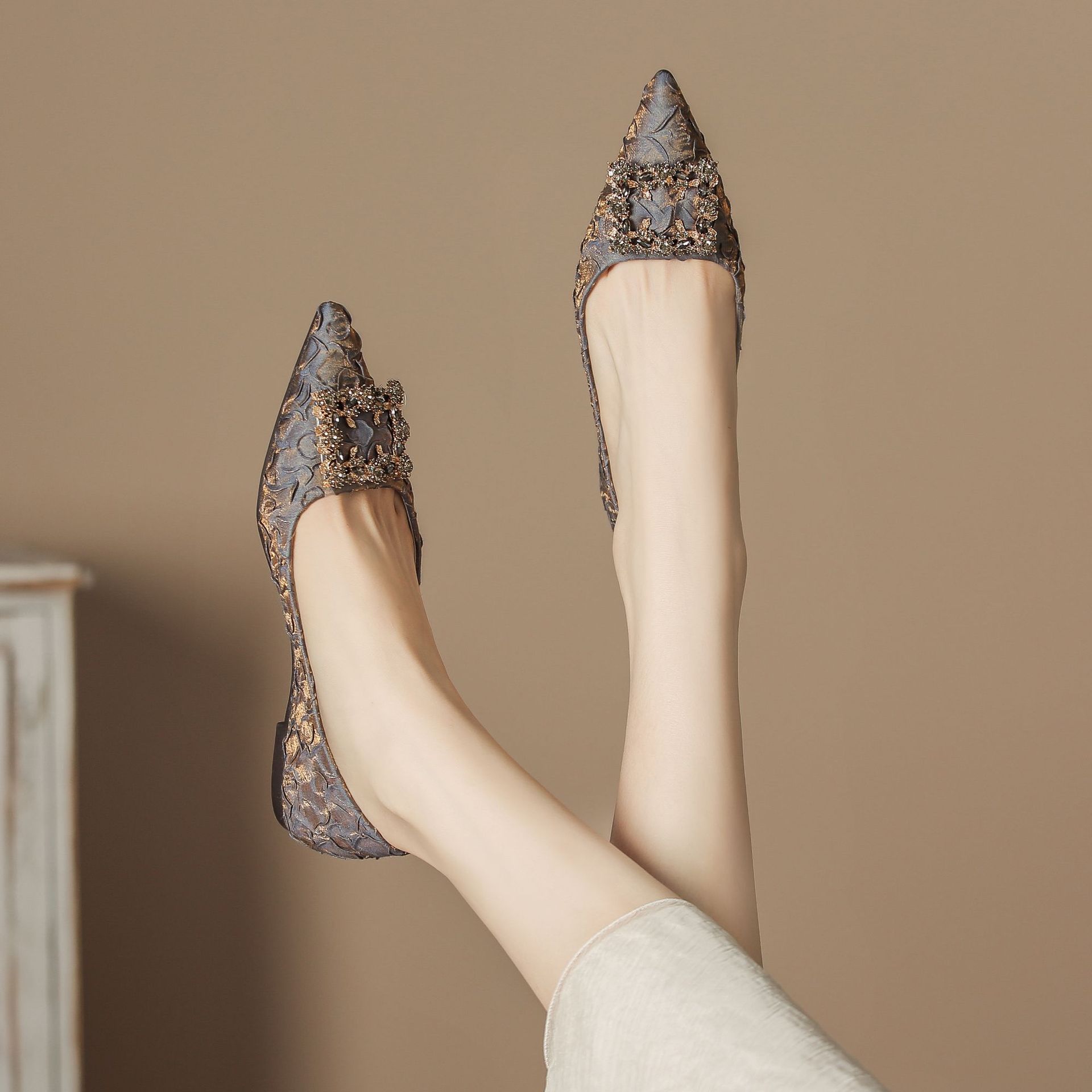 Galaxy rhinestone flat-soled women s shoes gradually change satin pleated surface pointed women s shoes small fragrant wind shallow mouth single shoes 35
Galaxy rhinestone flat-soled women s shoes gradually change satin pleated surface pointed women s shoes small fragrant wind shallow mouth single shoes 35