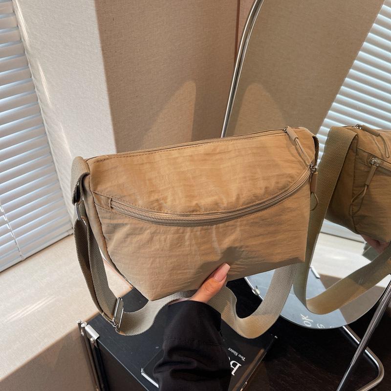 Crossbody bag women s high-end sense autumn and winter small satchel large-capacity shoulder bag simple and versatile mobile phone bag tide
Crossbody bag women s high-end sense autumn and winter small satchel large-capacity shoulder bag simple and versatile mobile phone bag tide
