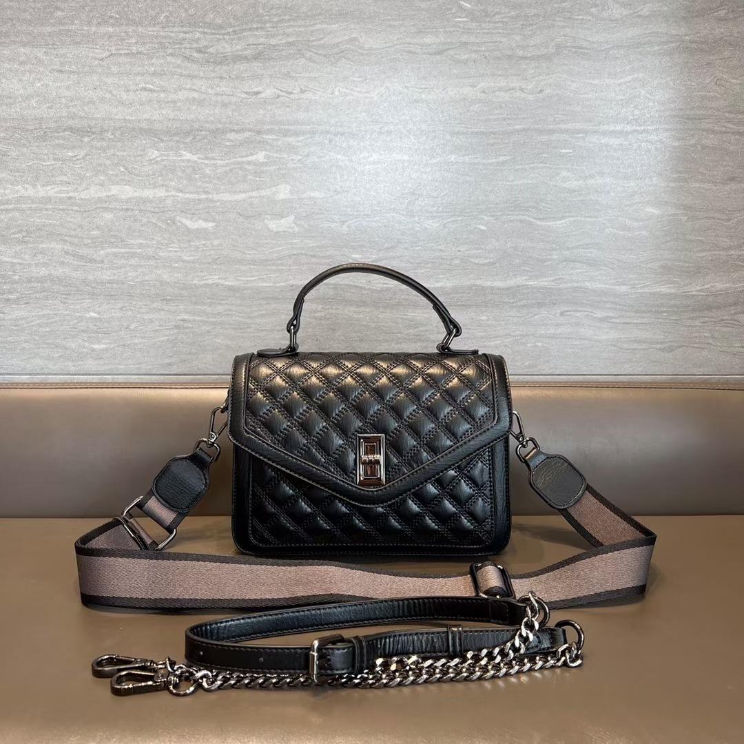 Versatile Shoulder Bag with Diamond Patterned Embroidery, Fashionable Crossbody Bag with Lock Buckle, Handbag чорний
Versatile Shoulder Bag with Diamond Patterned Embroidery, Fashionable Crossbody Bag with Lock Buckle, Handbag чорний