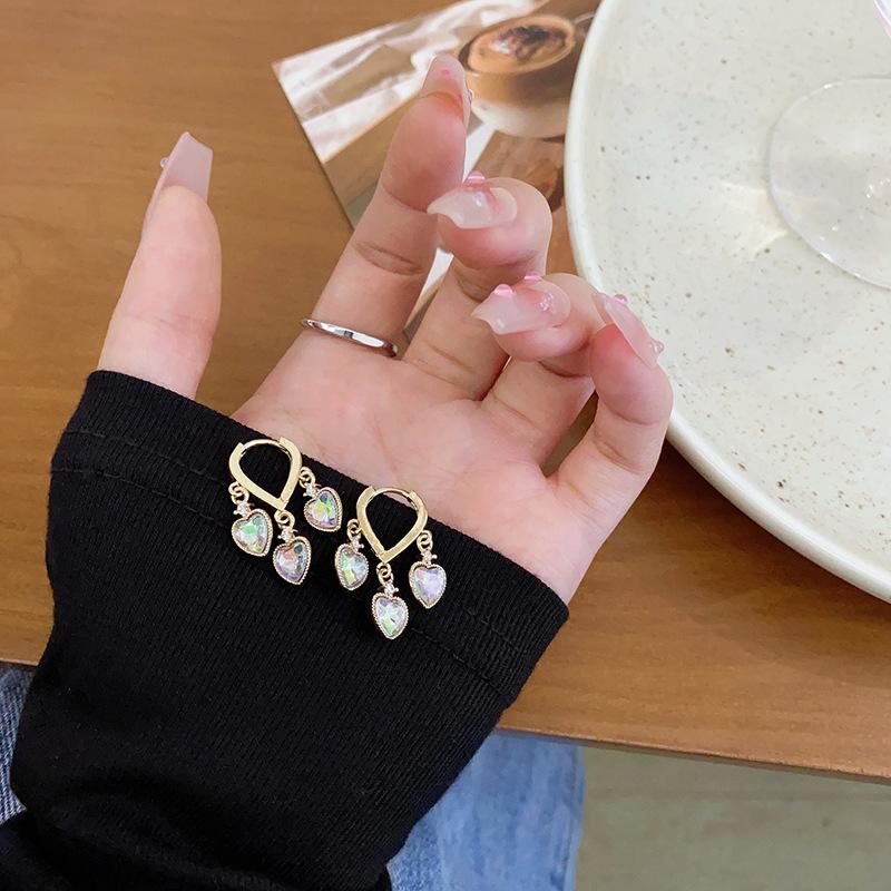 French retro color love ear buckle women s unique niche versatile high sense earrings Internet celebrity fashion personalized earrings
French retro color love ear buckle women s unique niche versatile high sense earrings Internet celebrity fashion personalized earrings