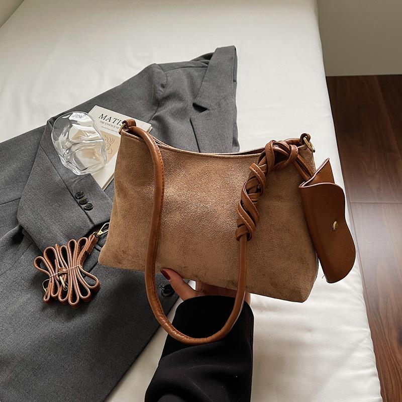 Retro soft leather woven tote bag women s 2025 summer new large-capacity high-value bag commuter shoulder armpit bag хаки
Retro soft leather woven tote bag women s 2025 summer new large-capacity high-value bag commuter shoulder armpit bag хаки