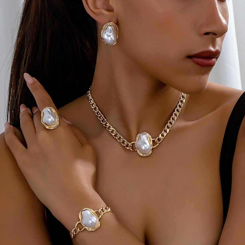 European and American special-shaped suit retro temperament necklace earrings ring set золотой
European and American special-shaped suit retro temperament necklace earrings ring set золотой