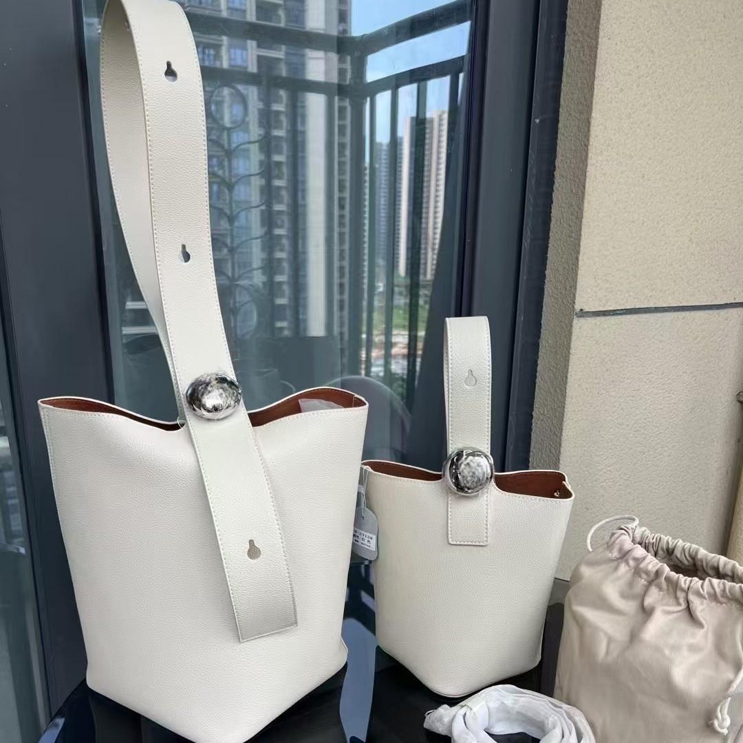 Сумка-ведро Loe Pebble Fortune Mini 2024 — женская сумка большой вместимости Small: 16.5*16.5*10cm with logo
Сумка-ведро Loe Pebble Fortune Mini 2024 — женская сумка большой вместимости Small: 16.5*16.5*10cm with logo