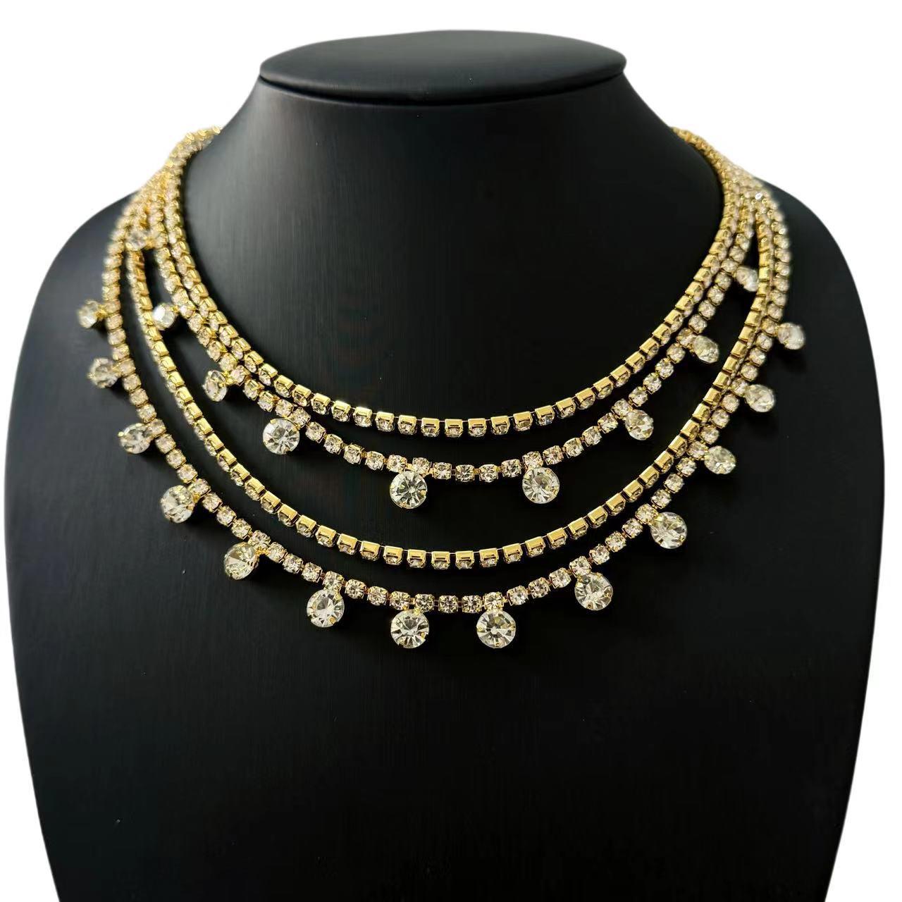 Европейская и американская мода многослойное ожерелье-чокер со стразами золотой
Европейская и американская мода многослойное ожерелье-чокер со стразами золотой