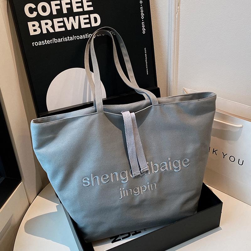 Холщовая сумка женская большой вместимости 2025 новая универсальная простая повседневная на одно плечо для студентов колледжа для занятий сумка-тоут серый
Холщовая сумка женская большой вместимости 2025 новая универсальная простая повседневная на одно плечо для студентов колледжа для занятий сумка-тоут серый