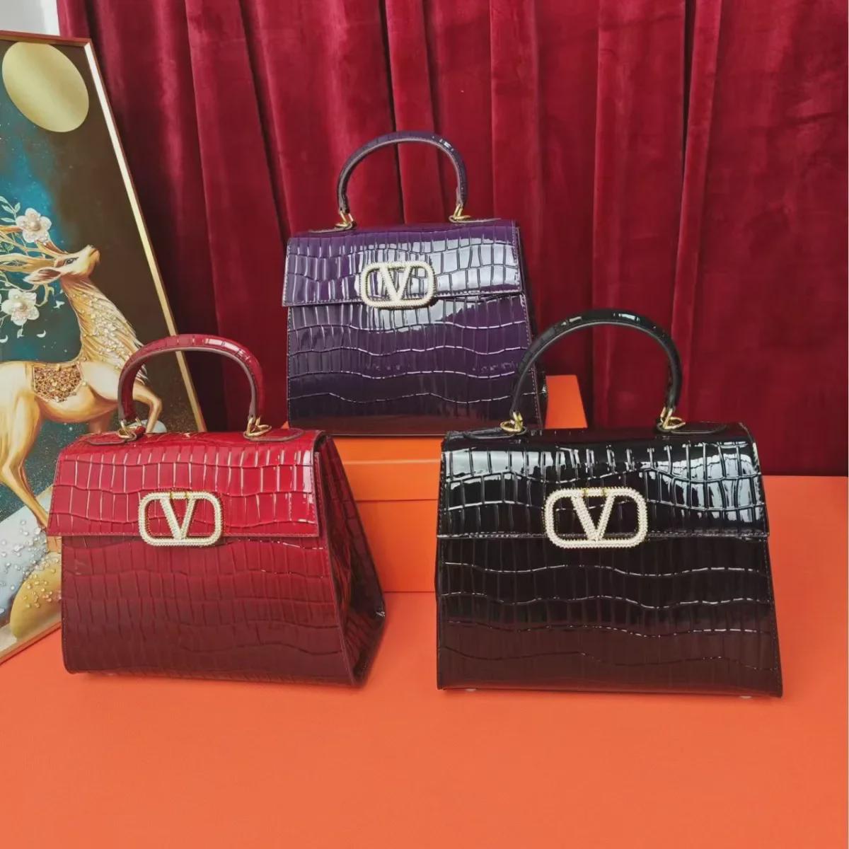 2024 Summer Crocodile Pattern Rhinestone V-Buckle Women s Handbag – Small Square Crossbody or Shoulder Bag
2024 Summer Crocodile Pattern Rhinestone V-Buckle Women s Handbag – Small Square Crossbody or Shoulder Bag