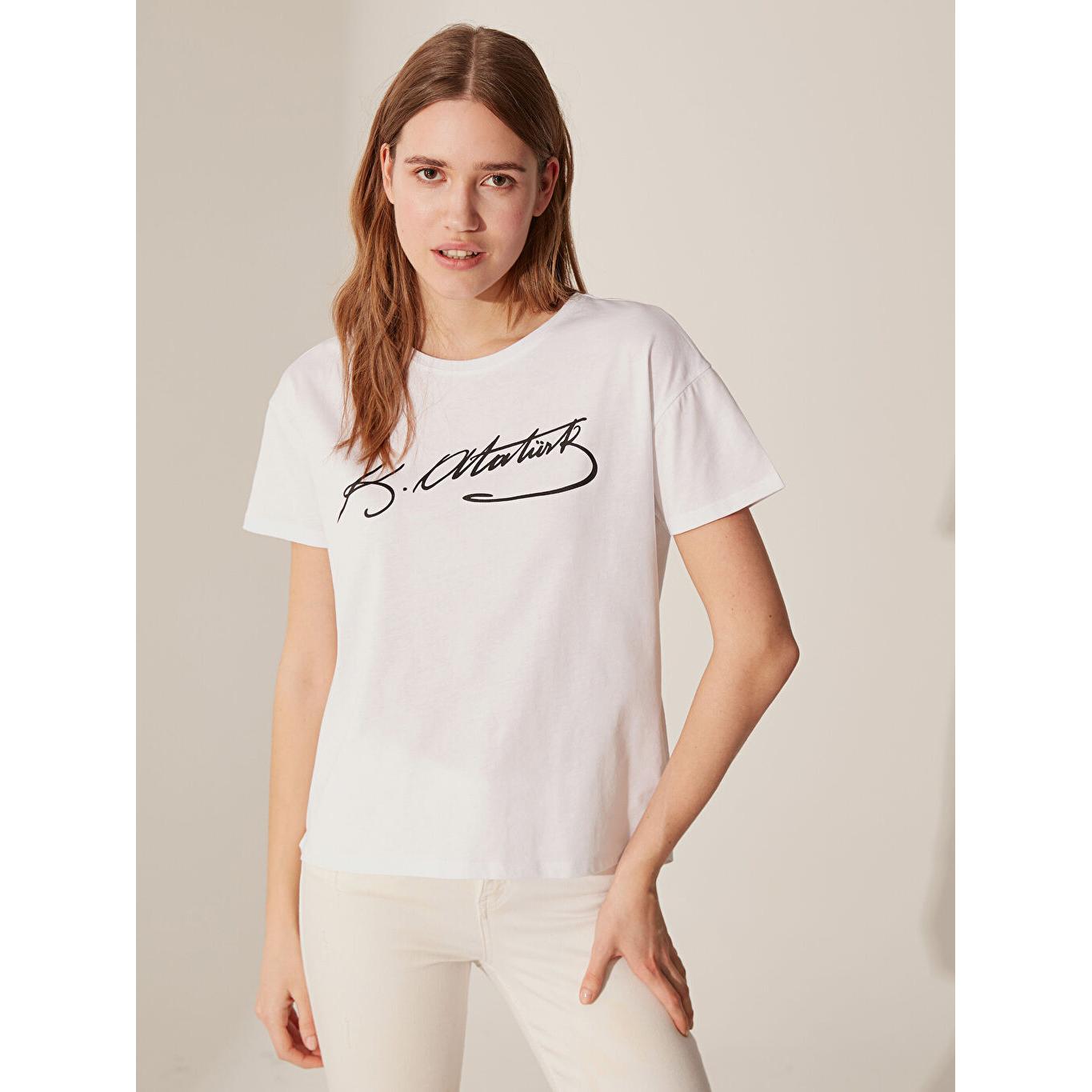 LCW CASUAL Женская футболка с круглым вырезом в стиле Ататюрка с коротким рукавом, белая
LCW CASUAL Женская футболка с круглым вырезом в стиле Ататюрка с коротким рукавом, белая