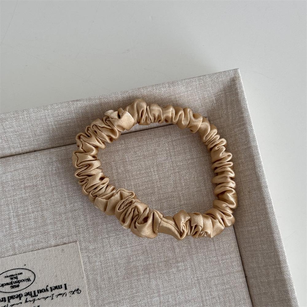 Silk Elastic Hair Tie for Women - Non-Damaging, Seamless, High-End Feel, Perfect for Simple Buns.
Silk Elastic Hair Tie for Women - Non-Damaging, Seamless, High-End Feel, Perfect for Simple Buns.