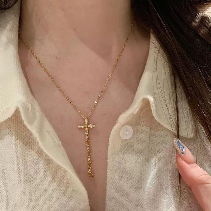 Elegant Sparkling Diamond Cross Tassel Pendant Necklace for Women, Luxury Clavicle Chain Accessory
Elegant Sparkling Diamond Cross Tassel Pendant Necklace for Women, Luxury Clavicle Chain Accessory