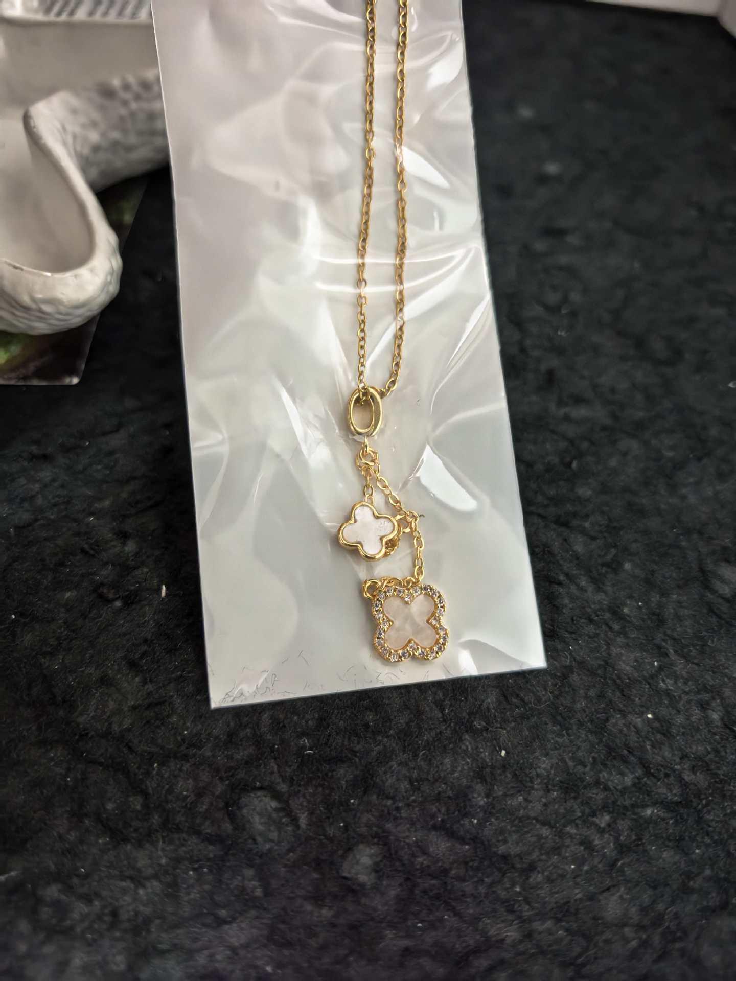 Позолоченное медью ожерелье-подвеска с кисточкой в виде четырехлистного клевера - Элегантное, Минималистичное и Роскошное.
Позолоченное медью ожерелье-подвеска с кисточкой в виде четырехлистного клевера - Элегантное, Минималистичное и Роскошное.