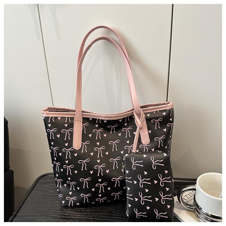 Милая и очаровательная модная сумка-тоут с принтом в виде банта, большой вместимости, с двумя многосекционными отделениями чёрный
Милая и очаровательная модная сумка-тоут с принтом в виде банта, большой вместимости, с двумя многосекционными отделениями чёрный