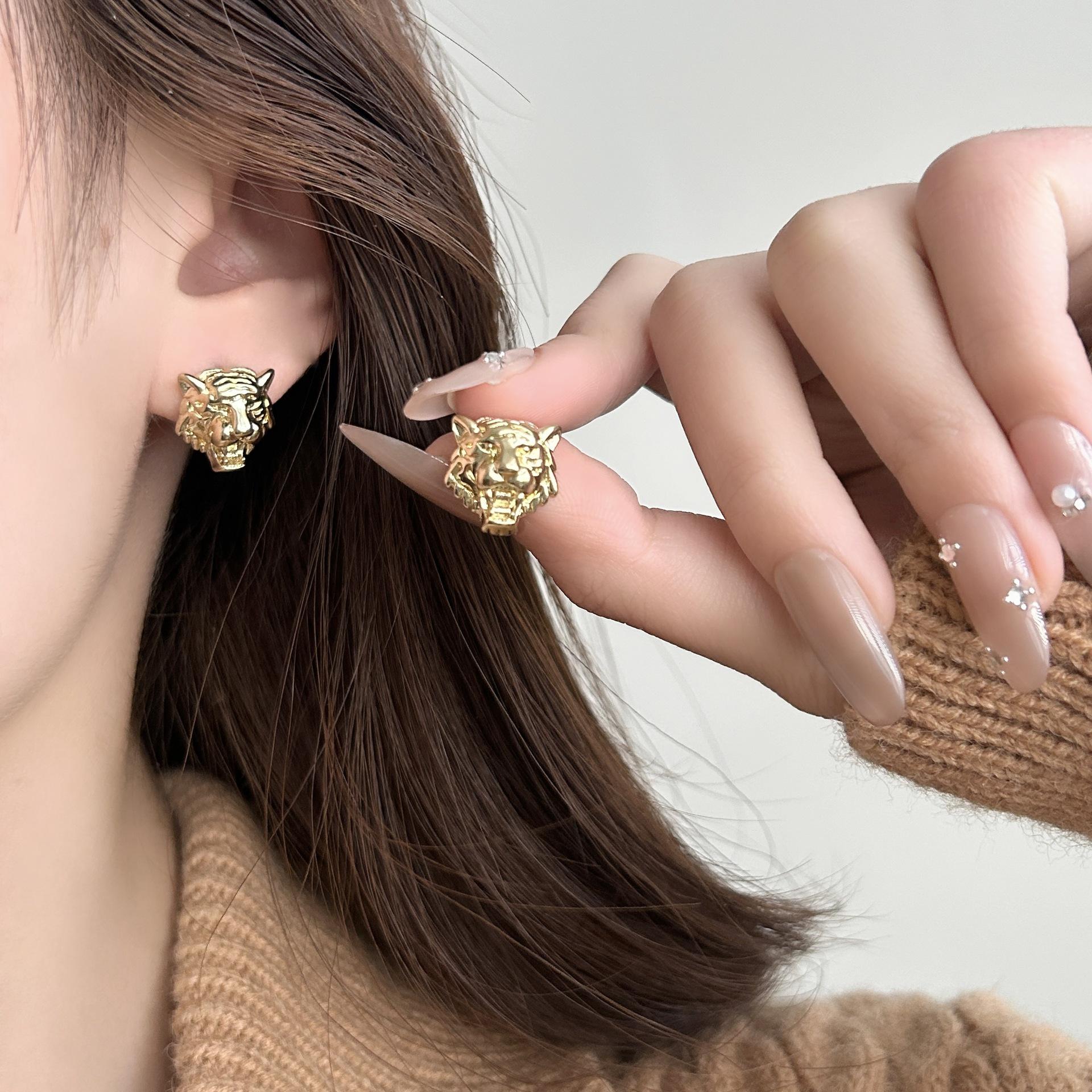 2025 Tiger Head Stud Earrings for Women, Light Luxury, High-End, Niche Design, Fashionable Commuter Accessories in Silver Gold. золотий
2025 Tiger Head Stud Earrings for Women, Light Luxury, High-End, Niche Design, Fashionable Commuter Accessories in Silver Gold. золотий