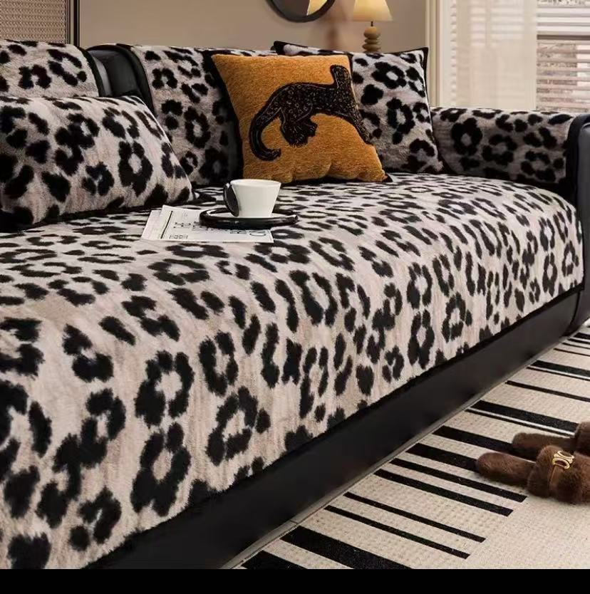 Утолщенная плюшевая подушка для дивана с леопардовым принтом, новая осенне-зимняя, нескользящая, премиальная, с прямым кожаным чехлом для сиденья дивана 70*70cm
Утолщенная плюшевая подушка для дивана с леопардовым принтом, новая осенне-зимняя, нескользящая, премиальная, с прямым кожаным чехлом для сиденья дивана 70*70cm