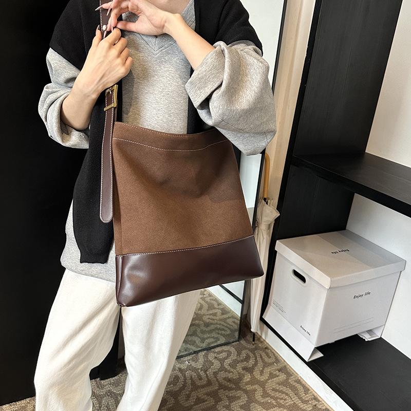 Замшевая сумка в стиле ретро 2025 новая модная сумка-ведро для поездок на работу премиальной текстуры сумка-тоут на плечо
Замшевая сумка в стиле ретро 2025 новая модная сумка-ведро для поездок на работу премиальной текстуры сумка-тоут на плечо