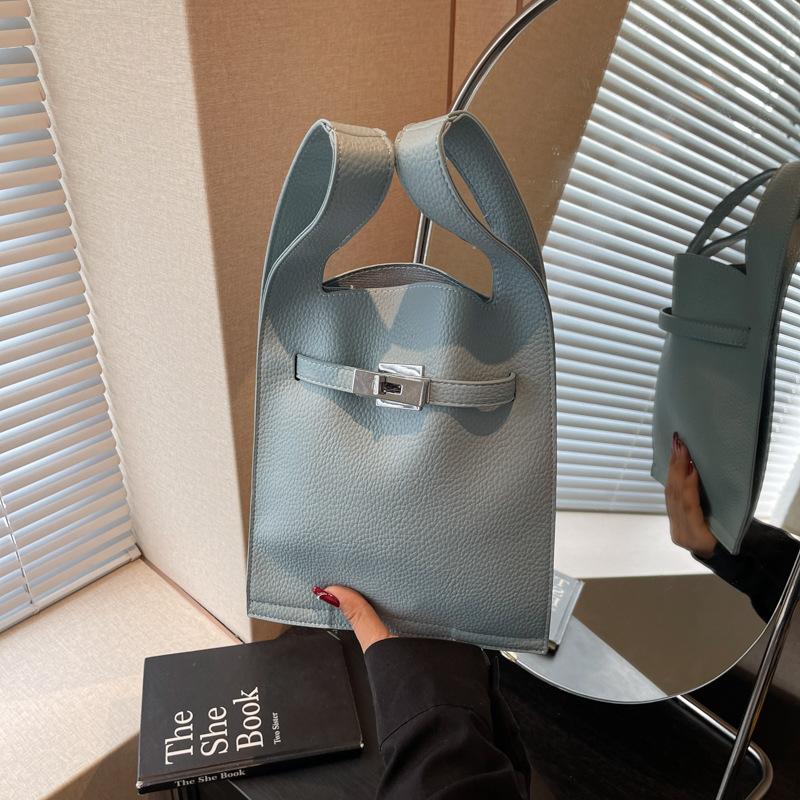 2025 новая сумка-корзина для овощей с узором личи, на плечо, кроссбоди, подмышку, сумка для мусора, сумка-ведро, модная женская сумка для поездок 21*5*24 синий
2025 новая сумка-корзина для овощей с узором личи, на плечо, кроссбоди, подмышку, сумка для мусора, сумка-ведро, модная женская сумка для поездок 21*5*24 синий