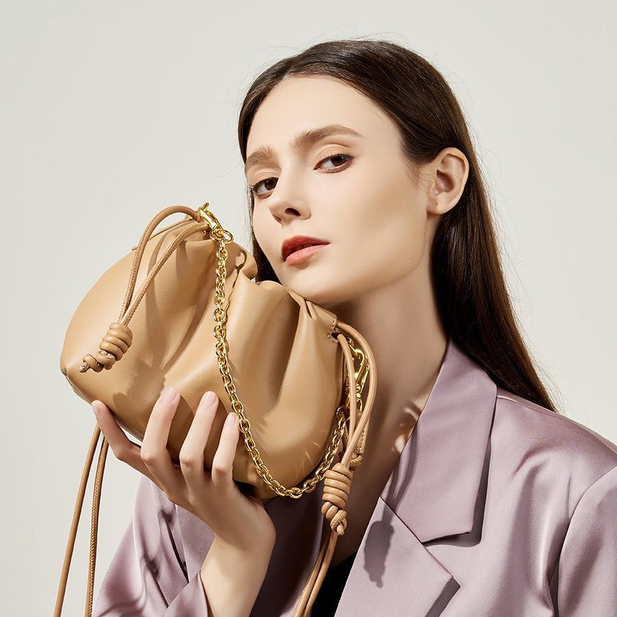 Leather Versatile Lucky Bag Small Bucket Bag New Cloud Bag Chain Women s Bag Shoulder Cowhide Bag
Leather Versatile Lucky Bag Small Bucket Bag New Cloud Bag Chain Women s Bag Shoulder Cowhide Bag