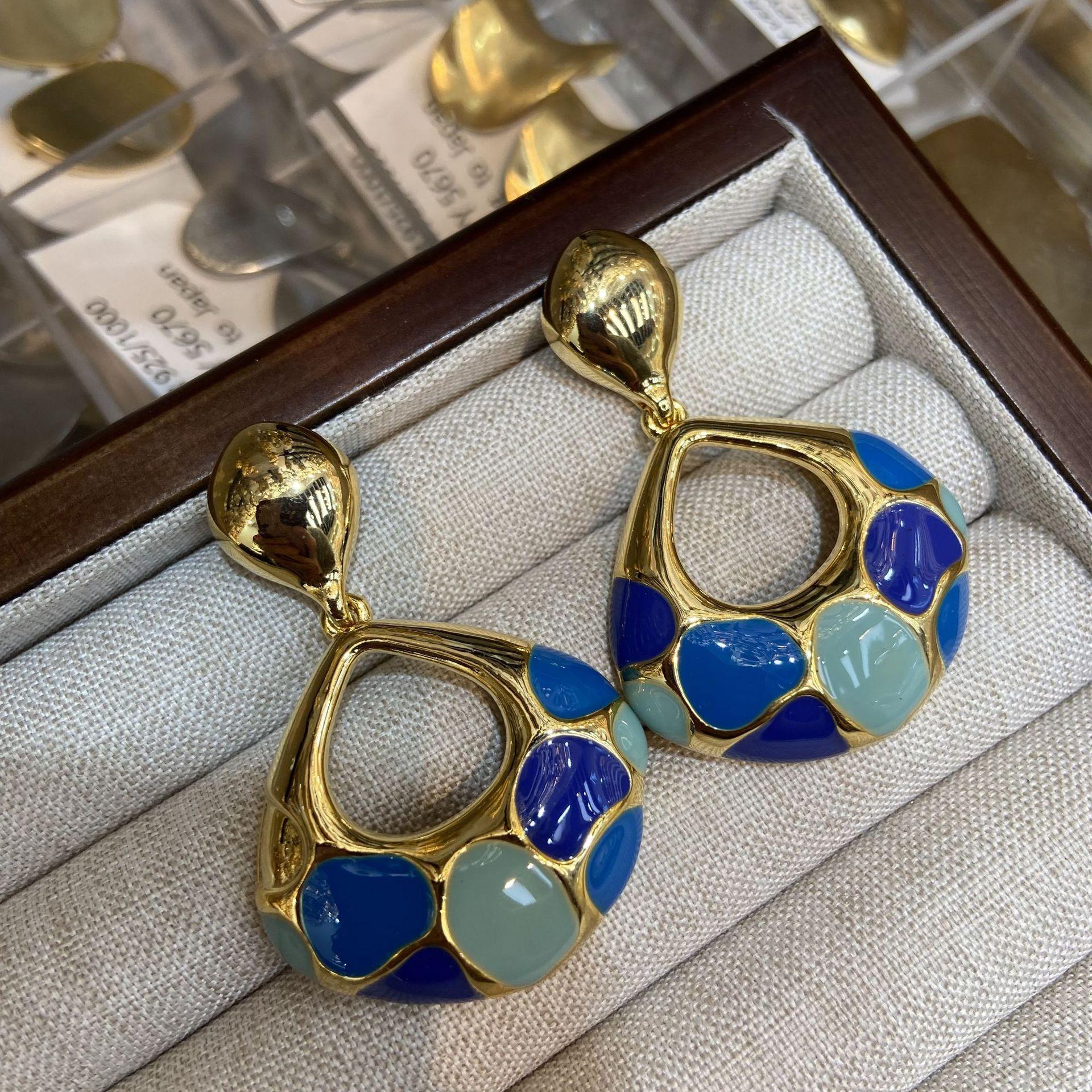 Hong Kong Style Fashion Geometric Dripping Dopamine Color Matching Earrings Women S Retro Niche Temperament Light Luxury High-End Earrings
Hong Kong Style Fashion Geometric Dripping Dopamine Color Matching Earrings Women S Retro Niche Temperament Light Luxury High-End Earrings