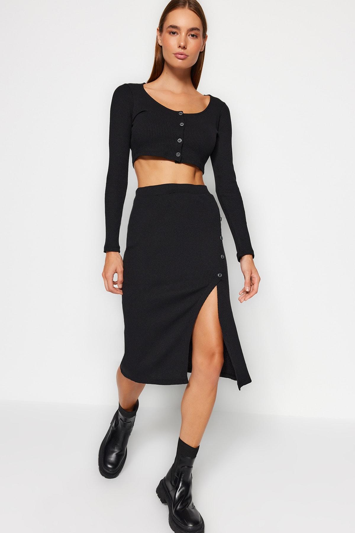 Гибкий вязаный комплект сверху и снизу с пуговицами в рубчик TWOAW23AU00175..
Гибкий вязаный комплект сверху и снизу с пуговицами в рубчик TWOAW23AU00175..