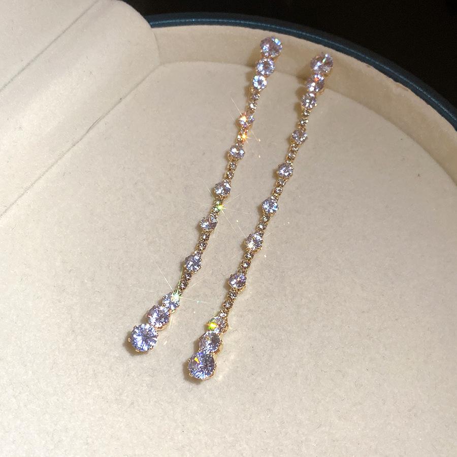 Silver needle zircon round fringed earrings European and American personality simple fashion temperament earrings niche high-end earrings women
Silver needle zircon round fringed earrings European and American personality simple fashion temperament earrings niche high-end earrings women