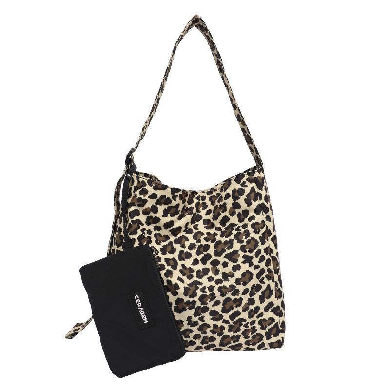 Korean Wrinkled Bag New Large Capacity Bucket Bag Crossbody Bag Ins Niche Shoulder Bag Tote Bag леопард друку кольору
Korean Wrinkled Bag New Large Capacity Bucket Bag Crossbody Bag Ins Niche Shoulder Bag Tote Bag леопард друку кольору