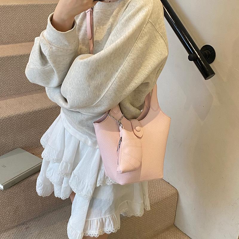Premium sense hand bag women s bag summer 2025 new trendy fashion shoulder bag crossbody bucket bag білий
Premium sense hand bag women s bag summer 2025 new trendy fashion shoulder bag crossbody bucket bag білий