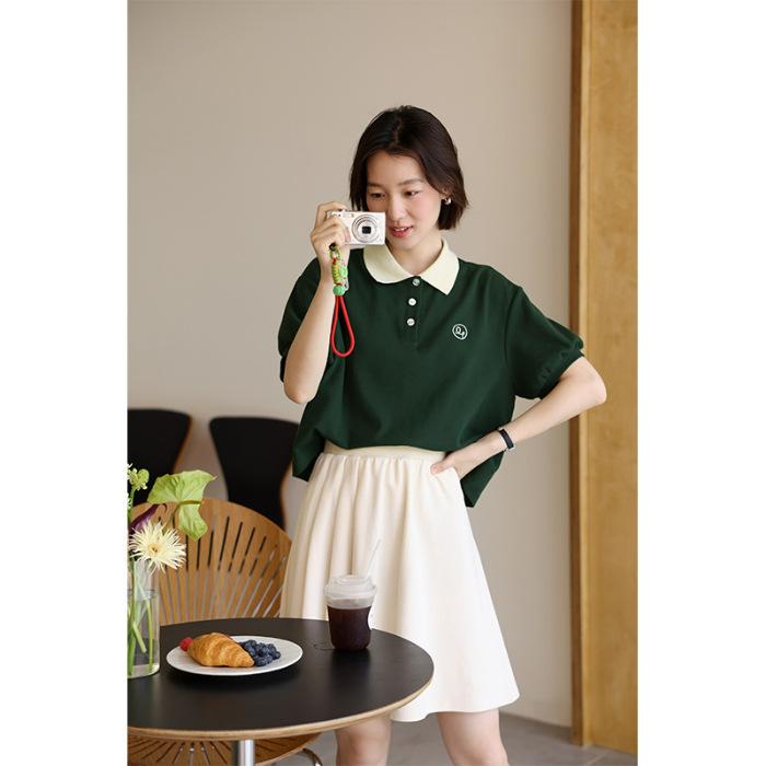 Front shoulder apricot T-shirt women s short-sleeved summer polo collar design sense niche contrasting color short small half-sleeved top 3XL темно-зелений колір
Front shoulder apricot T-shirt women s short-sleeved summer polo collar design sense niche contrasting color short small half-sleeved top 3XL темно-зелений колір