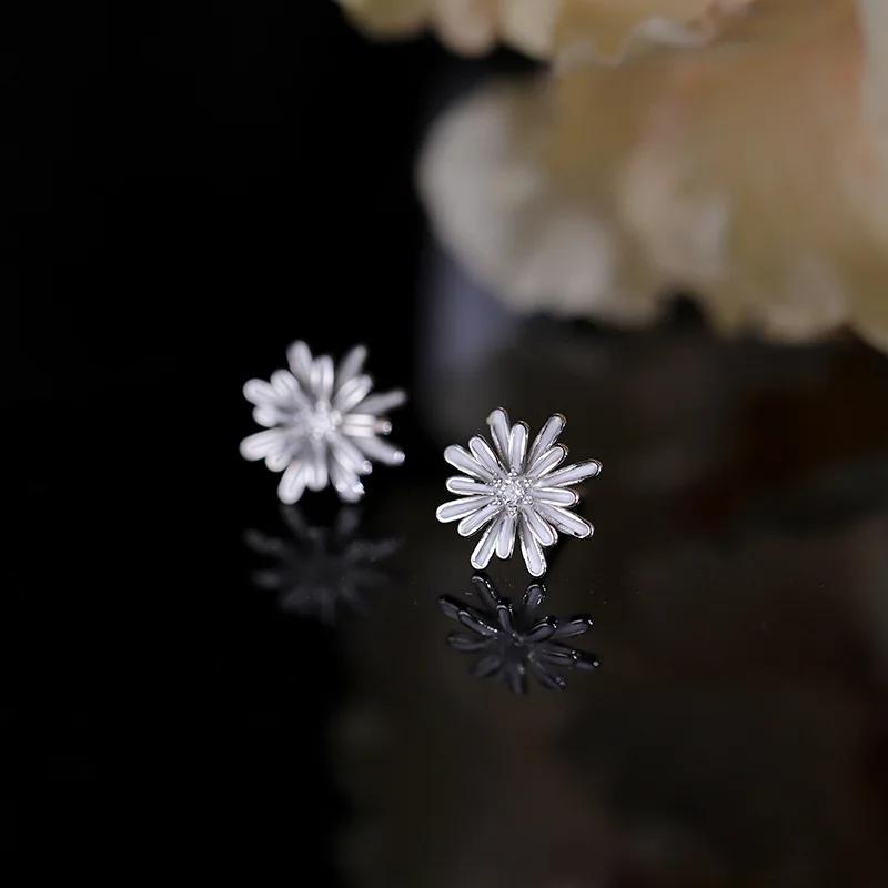 2023 New Daisy Flower Stud Earrings for Women Charm Plant Cool Wind Zircon Designer Earring Wedding Bride Summer Jewelry Gift
2023 New Daisy Flower Stud Earrings for Women Charm Plant Cool Wind Zircon Designer Earring Wedding Bride Summer Jewelry Gift