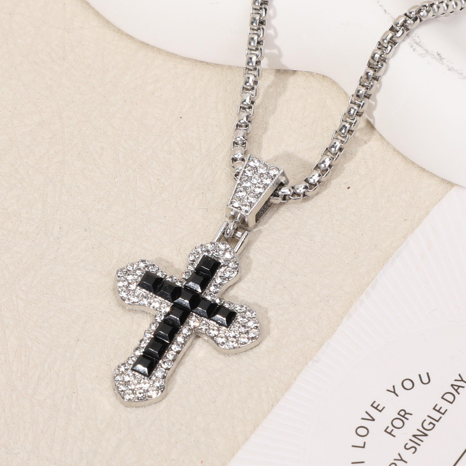 1Pc Hip Hop Cross Necklace – Cubic Zirconia Pendant, Titanium Steel Chain, Bling Bling Statement Jewelry for Men Women
1Pc Hip Hop Cross Necklace – Cubic Zirconia Pendant, Titanium Steel Chain, Bling Bling Statement Jewelry for Men Women