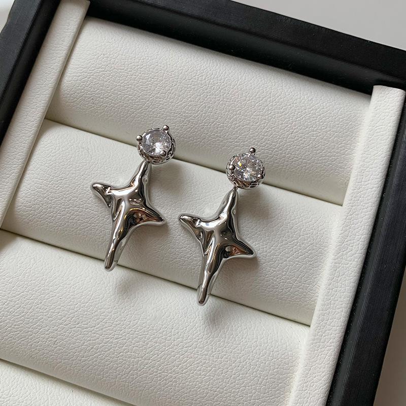 Sterling silver with diamonds, silver four-light star stud earrings, women s niche design sense, light luxury, high sense, cold earrings
Sterling silver with diamonds, silver four-light star stud earrings, women s niche design sense, light luxury, high sense, cold earrings
