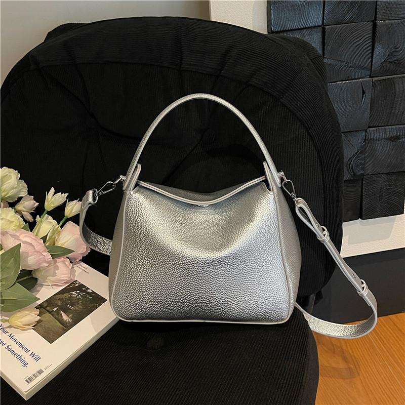Летняя новая женская сумка из мягкой кожи, повседневная, простая, универсальная, нишевая, высококлассная, на одно плечо, сумка-мессенджер серебряный