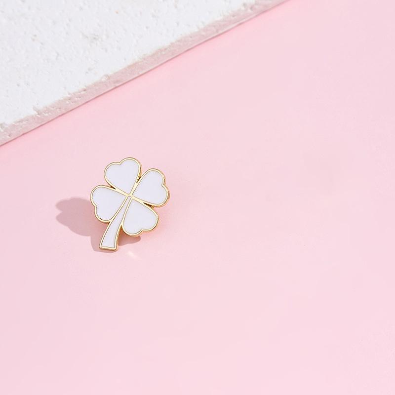 Lucky Four-leaf Clover Brooch Exquisite and Versatile Alloy Badge Green Plant Badge Buckle Pin Clothing Bag Brooch
Lucky Four-leaf Clover Brooch Exquisite and Versatile Alloy Badge Green Plant Badge Buckle Pin Clothing Bag Brooch
